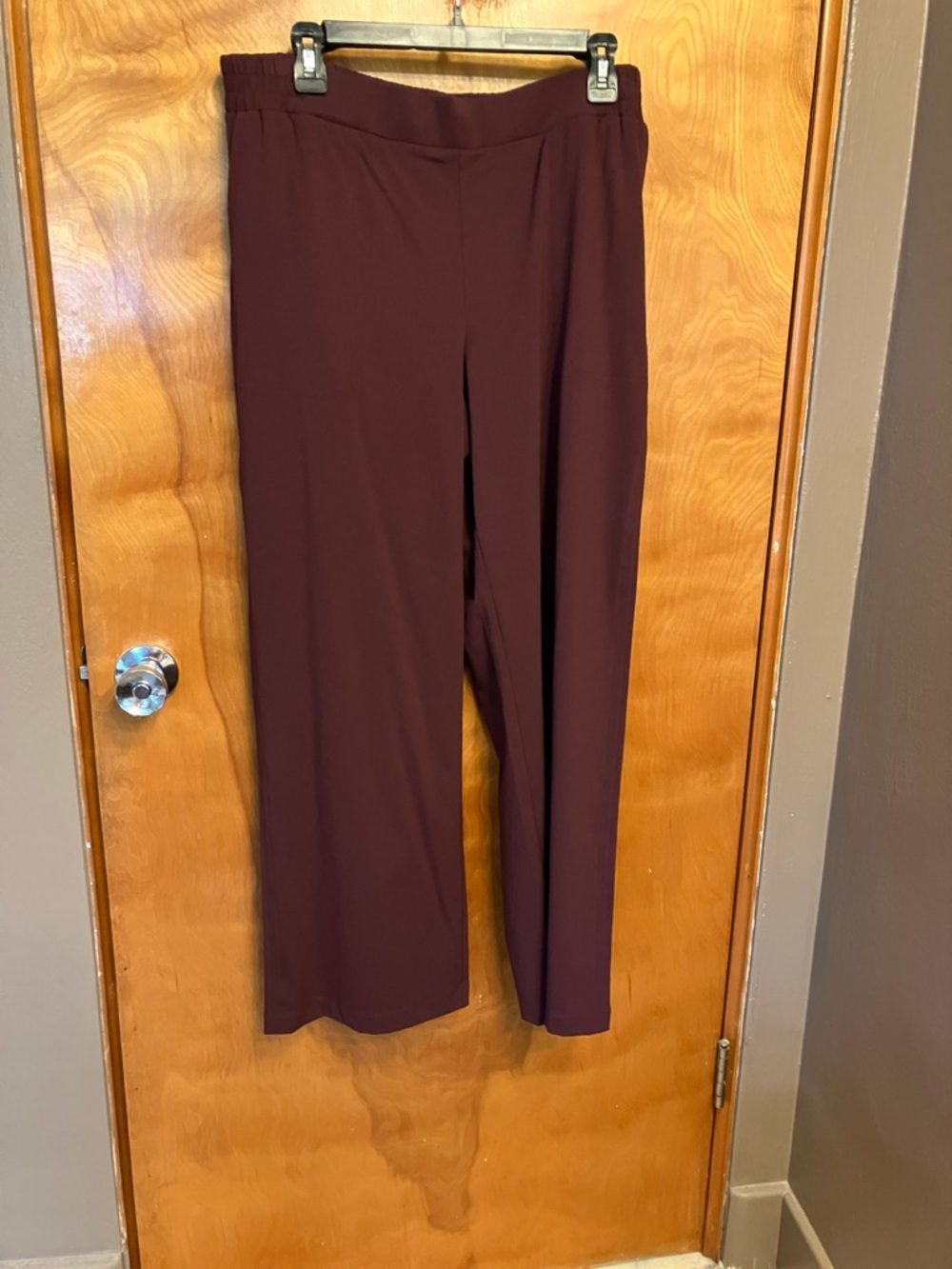 SOMA. Women’s Maroon Elastic Waist Bottoms. Size Large. Four pockets. NWT